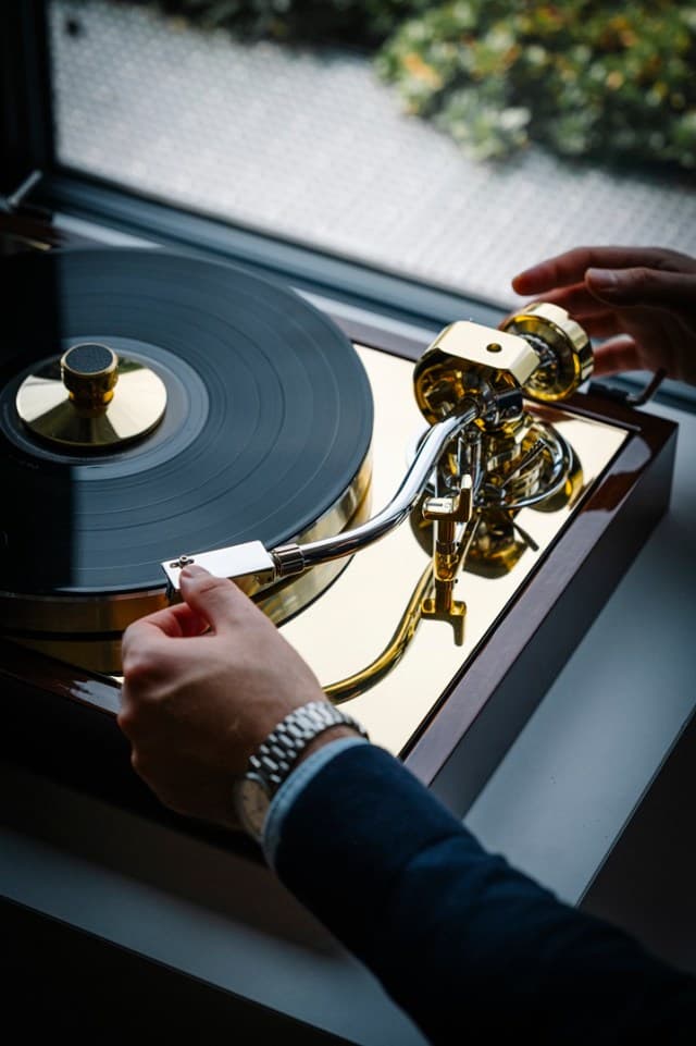 The-Classic-Reference-Acacia-Brass-1