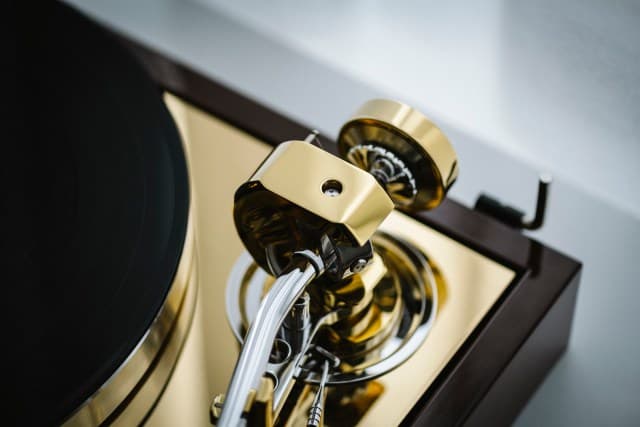 The-Classic-Reference-Acacia-Brass-2