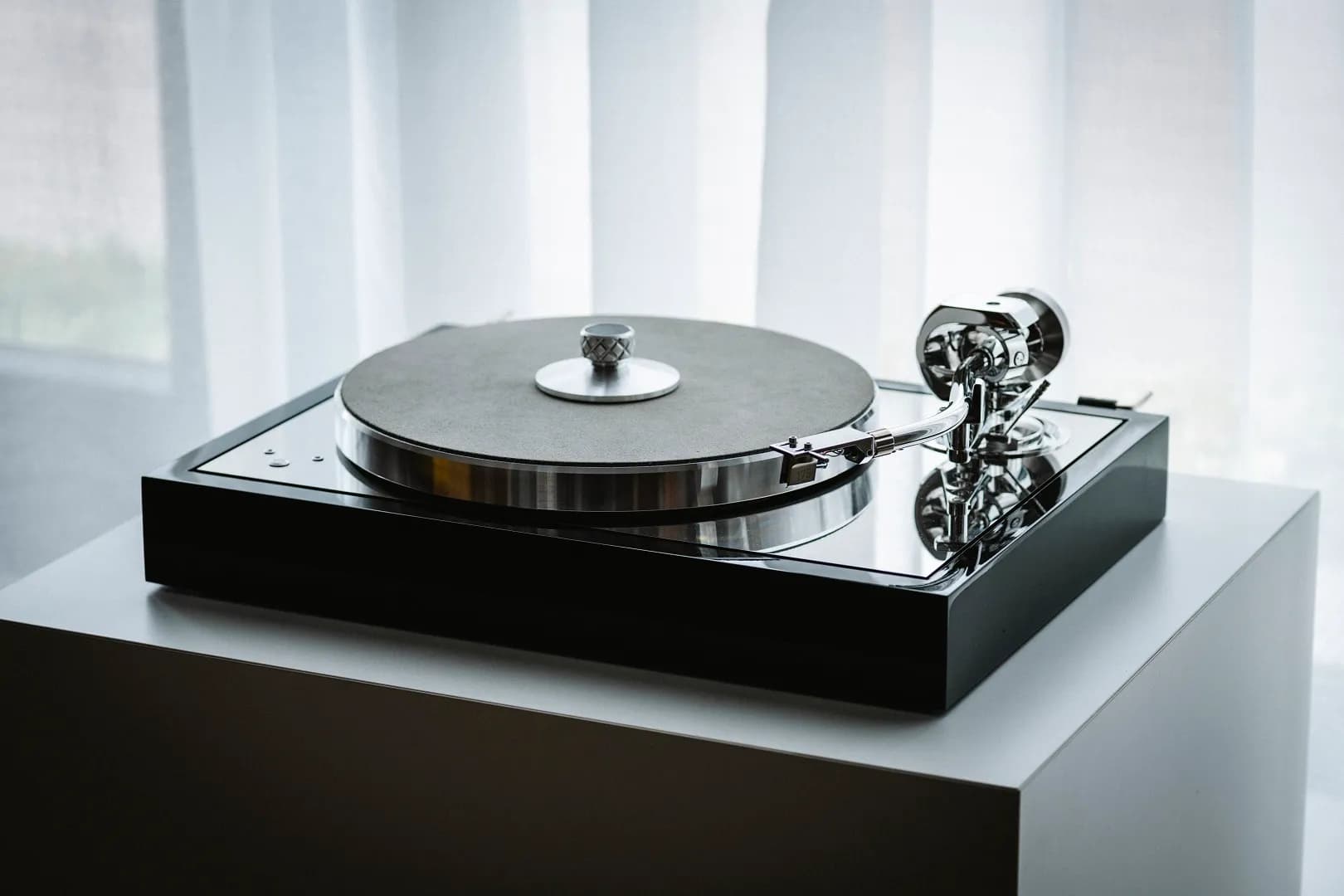 The-Classic-Reference-Piano-Silver-lifestyle-1